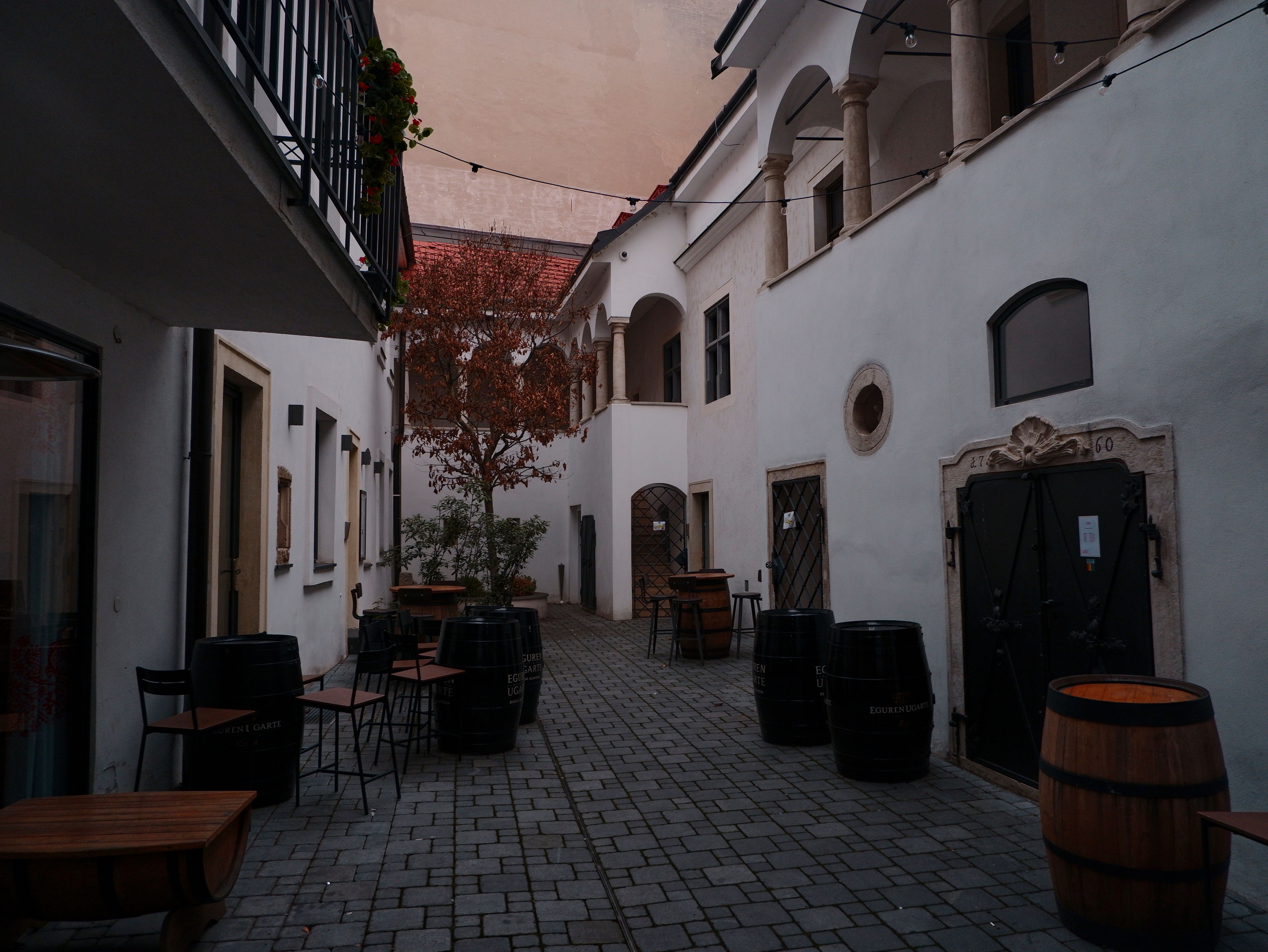 Versteckte Gasse in historischem Stadtviertel