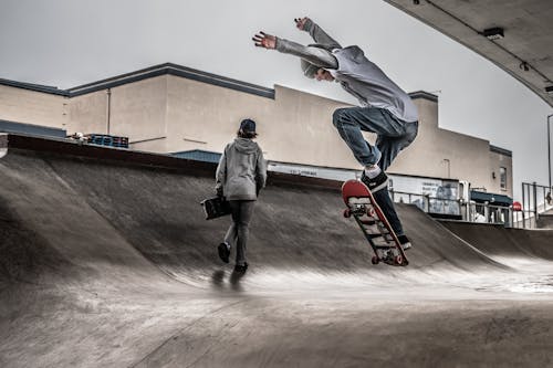 Twee Mannen Op Skatepark