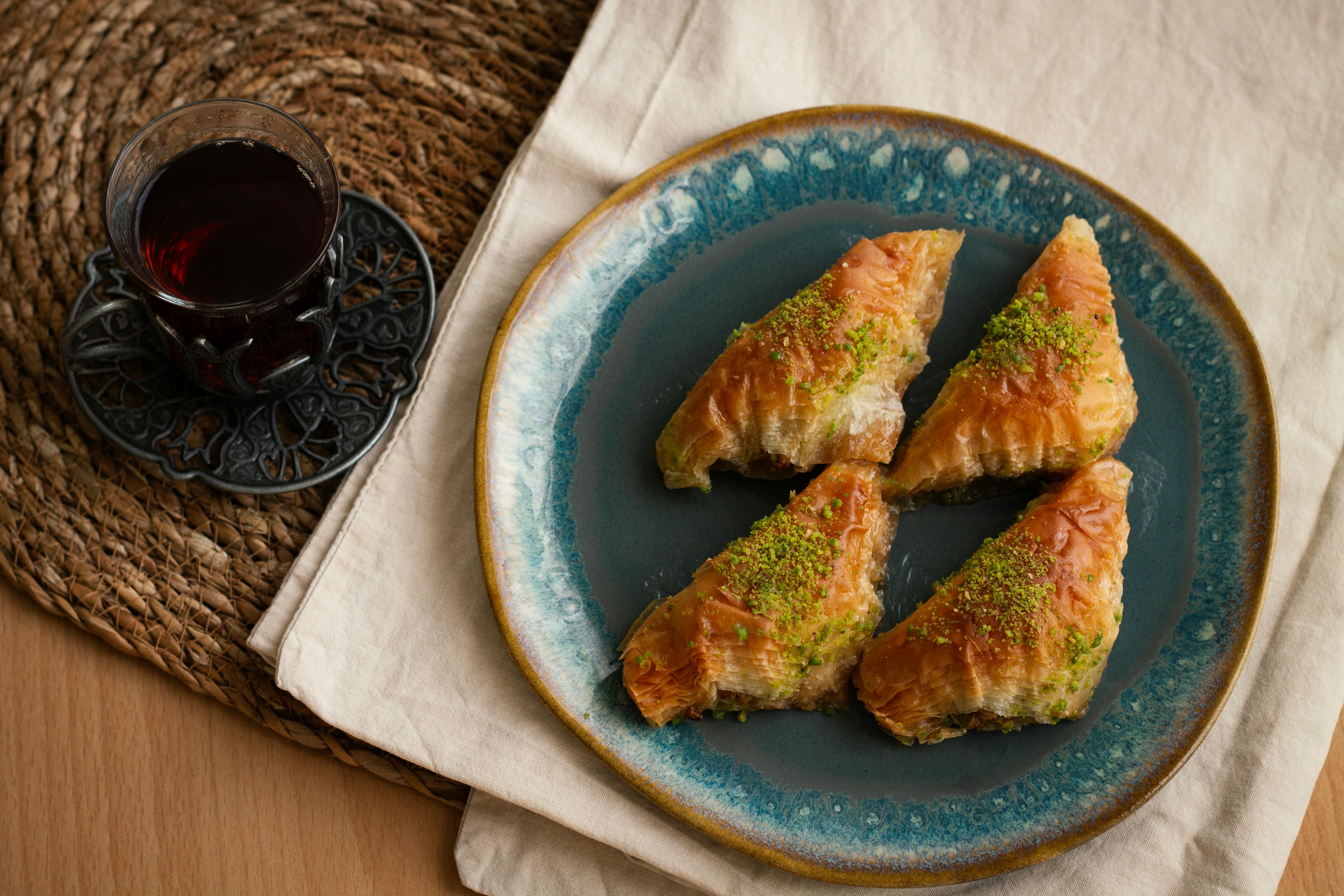 Török baklava titkai – pisztáciás szirupos desszert Isztambulból – turkish baklava served with turkish coffee tea