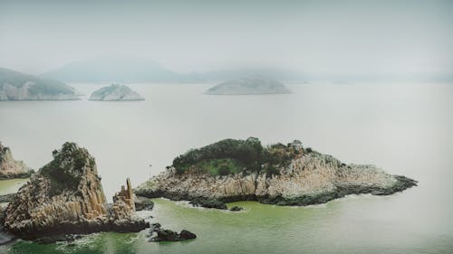 Foto profissional grátis de cenário, costa, garoa