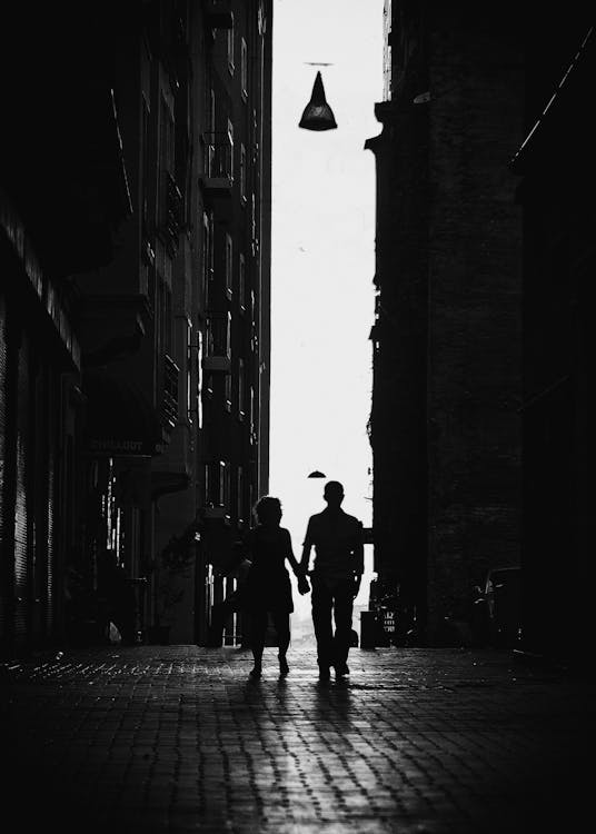 Sokakta Yürüyen Kadın Ve Erkek Fotoğrafı