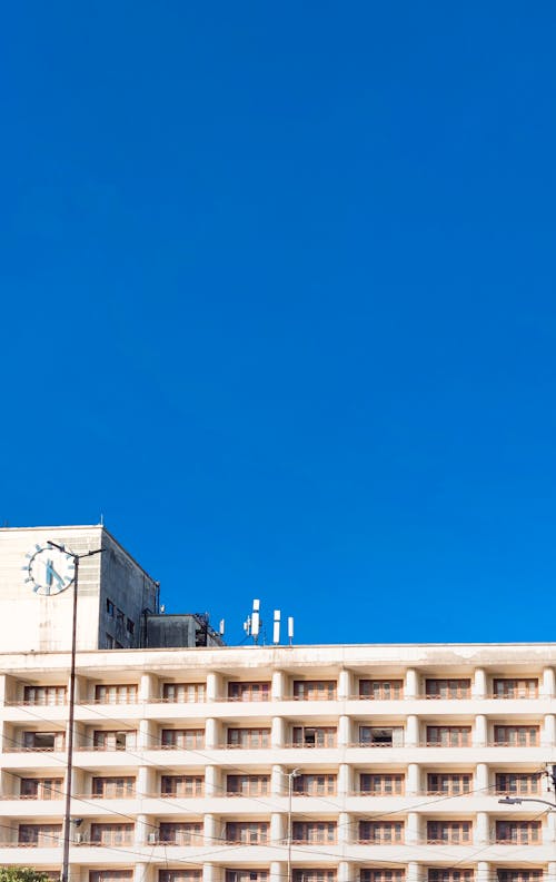 Immagine gratuita di architettura moderna, cielo azzurro, facciata