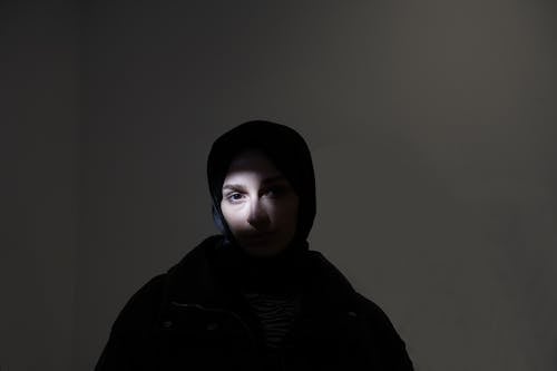 Gratis stockfoto met donker, hijab, hoofddoek