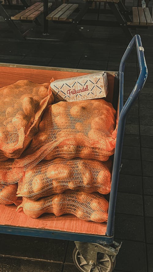 Foto profissional grátis de batatas, caixa frikandel, carrinho