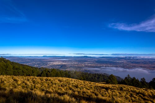 Darmowe zdjęcie z galerii z błękitne niebo, góry, krajobraz