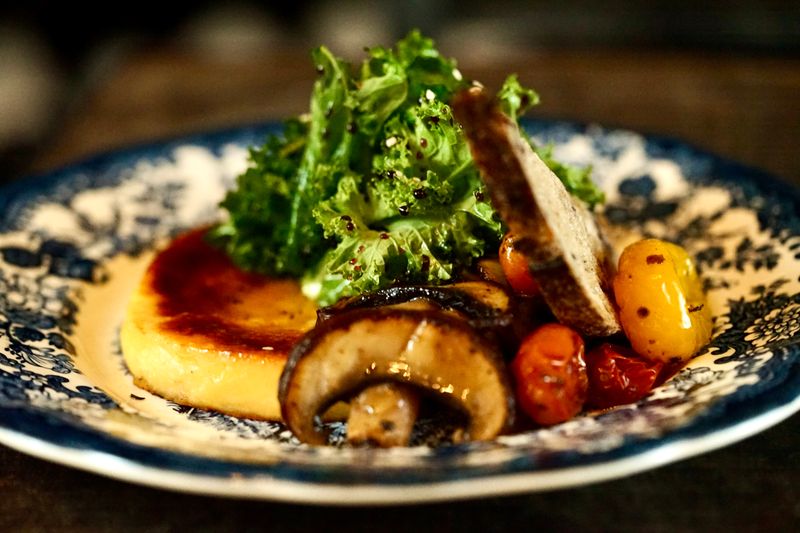 Polenta con funghi e contorno, piatto tipico di montagna