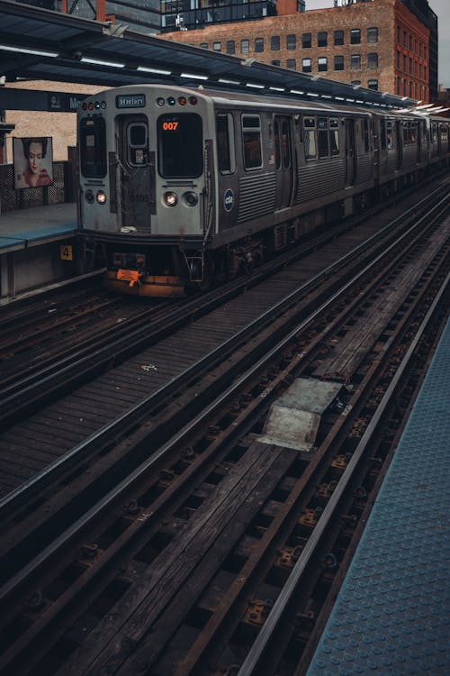 Безкоштовне стокове фото на тему «вертикальні постріл, залізничні колії, пасажирський поїзд»