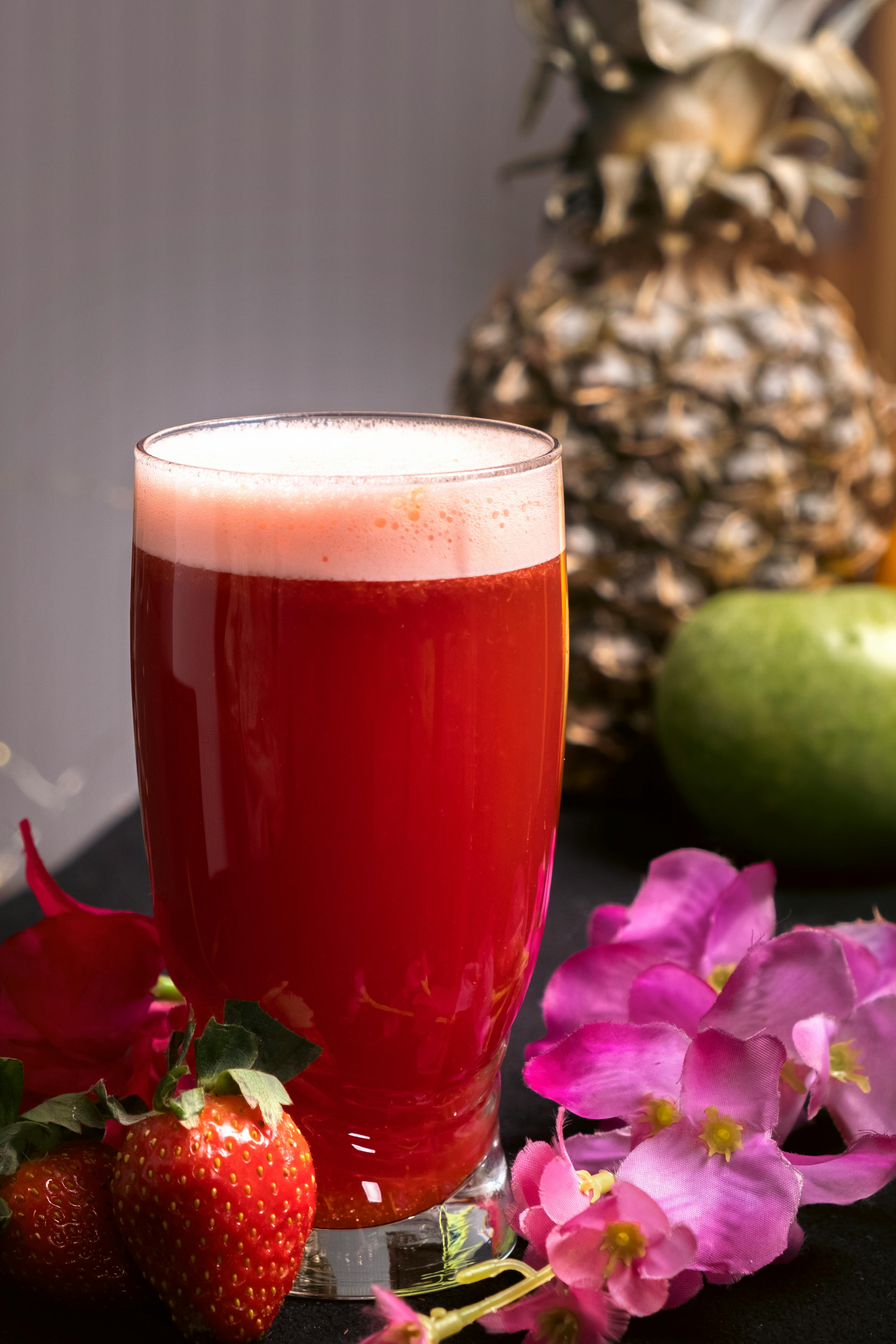 Cocktail tropical vibrant entouré de fruits frais et de fleurs