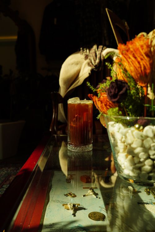 Free A refreshing iced coffee beside a decorative floral arrangement on a sunny afternoon in Samsun, Türkiye. Stock Photo