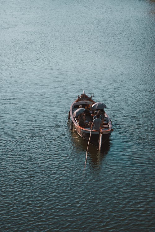 Darmowe zdjęcie z galerii z jezioro, łódź, ludzie