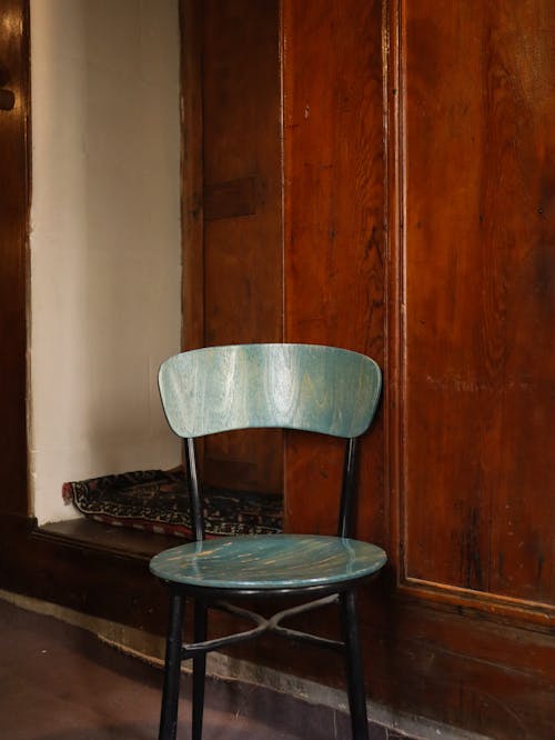 Foto profissional grátis de cadeira, de madeira, muro