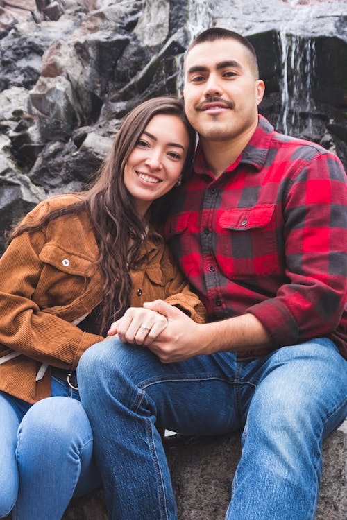 Fotos de stock gratuitas de camisa roja, chaqueta, cogidos de la mano