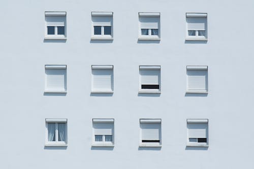 A white building with many windows and windows