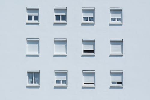 Kostenloses Stock Foto zu apartments, fenster, mauer