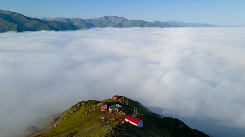 binalar, Çiftlik, dağlar içeren Ücretsiz stok fotoğraf