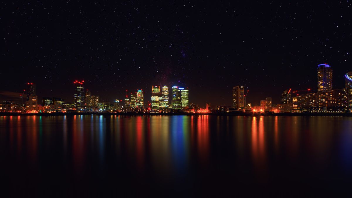 夜の街並みと窓の光(イメージ)