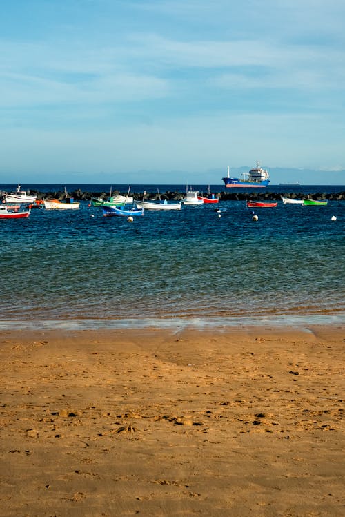 Foto profissional grátis de areia, barcos, costa