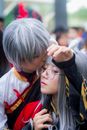 一对夫妇穿着角色扮演服装，在户外活动中分享温柔时刻，表达爱意