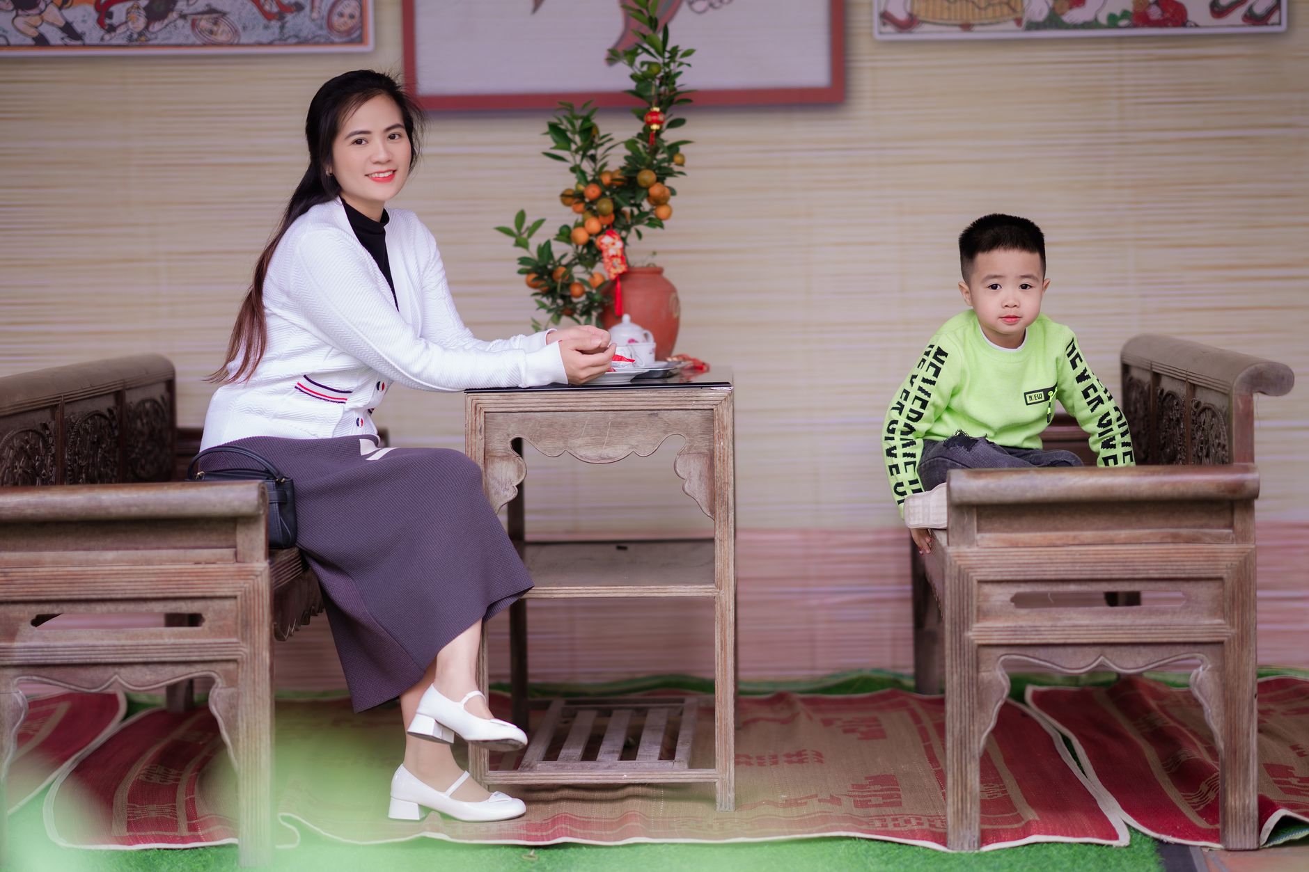 Xe tuần tra đỗ ngoài con hẻm vắng, ánh đèn cảnh báo phản chiếu trên mặt đường ướt