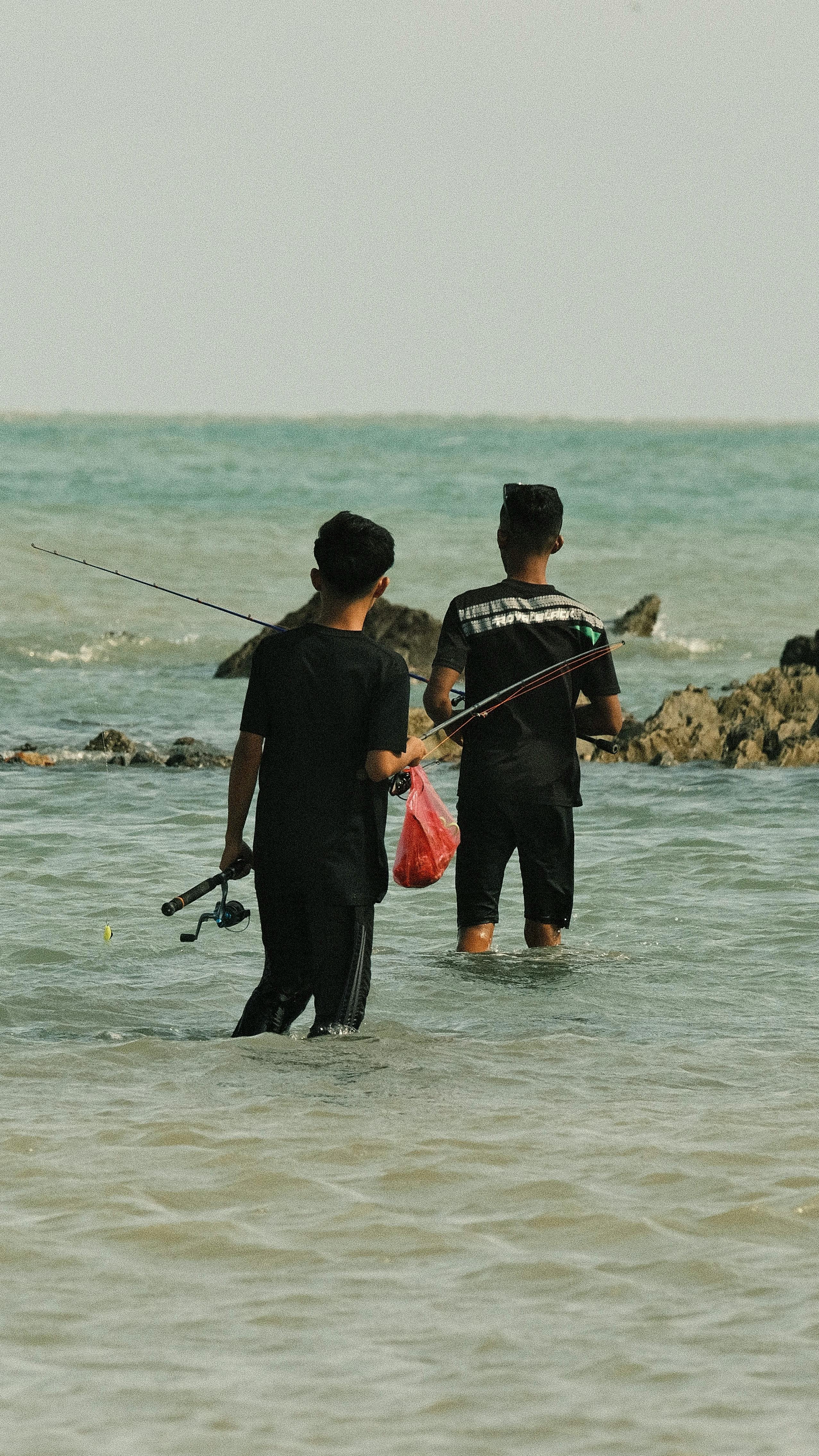 Panduan tips mancing di laut untuk pemula dengan peralatan pancing dan aktivitas memancing di atas perahu nelayan