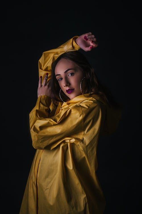 Foto De Mujer Vistiendo Impermeable Amarillo