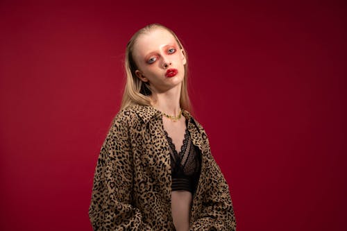 Foto profissional grátis de blusa, fotografia de moda, fundo vermelho