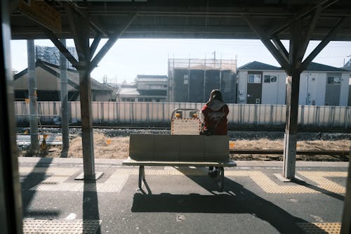 Foto d'estoc gratuïta de adolescent, andana, esperant