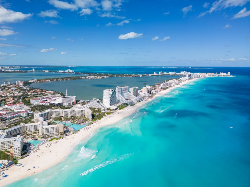 Vue aérienne magnifique de la côte de Cancun avec des eaux bleues claires