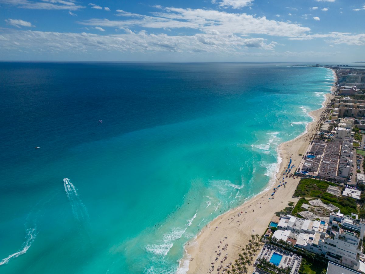 Una vista aérea impresionante de las aguas turquesas y playas de arena de Cancún
