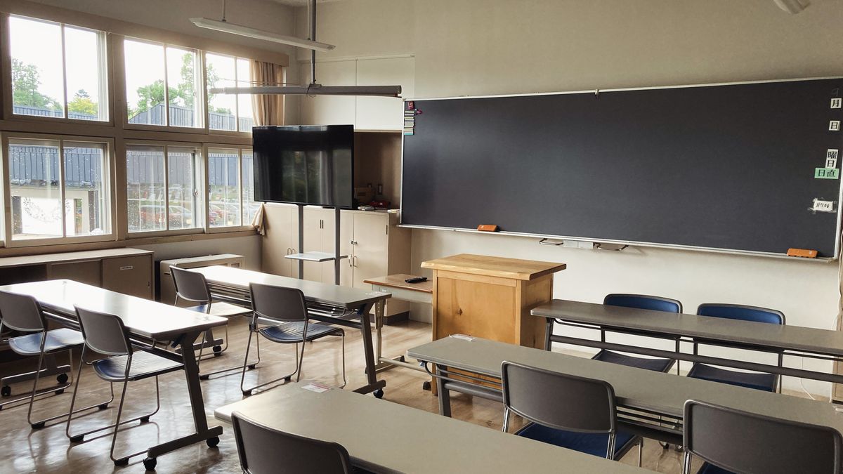窓から光が入る明るい教室(イメージ)
