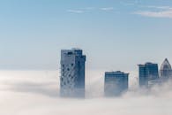 薄雾中拔地而起的迪拜摩天大楼，景色令人惊叹