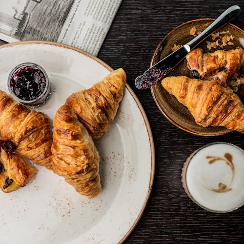 Gratis lagerfoto af cappuccino, croissanter, glas