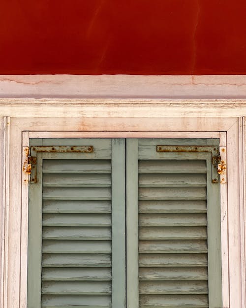 Fotobanka s bezplatnými fotkami na tému biely rámik, červená stena, okná