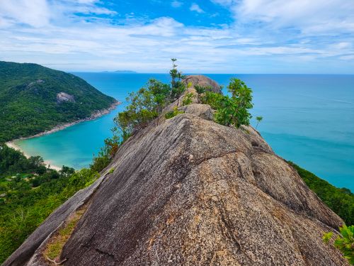 Free Explore the breathtaking rocky coastline of Thailand with lush greenery and turquoise waters. Stock Photo