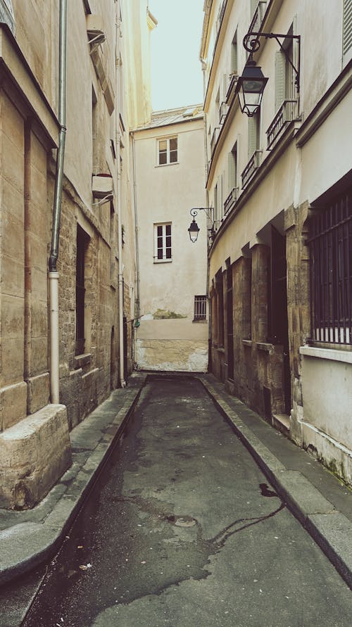 Foto d'estoc gratuïta de blanc, carrer, carreró