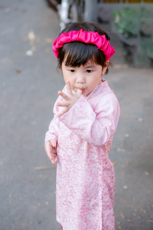 Kostnadsfri bild av asiatisk tjej, barn, fingret i munnen