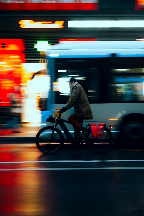 Kostenloses Stock Foto zu bewegungsunschärfe, bus, elektrisches fahrrad