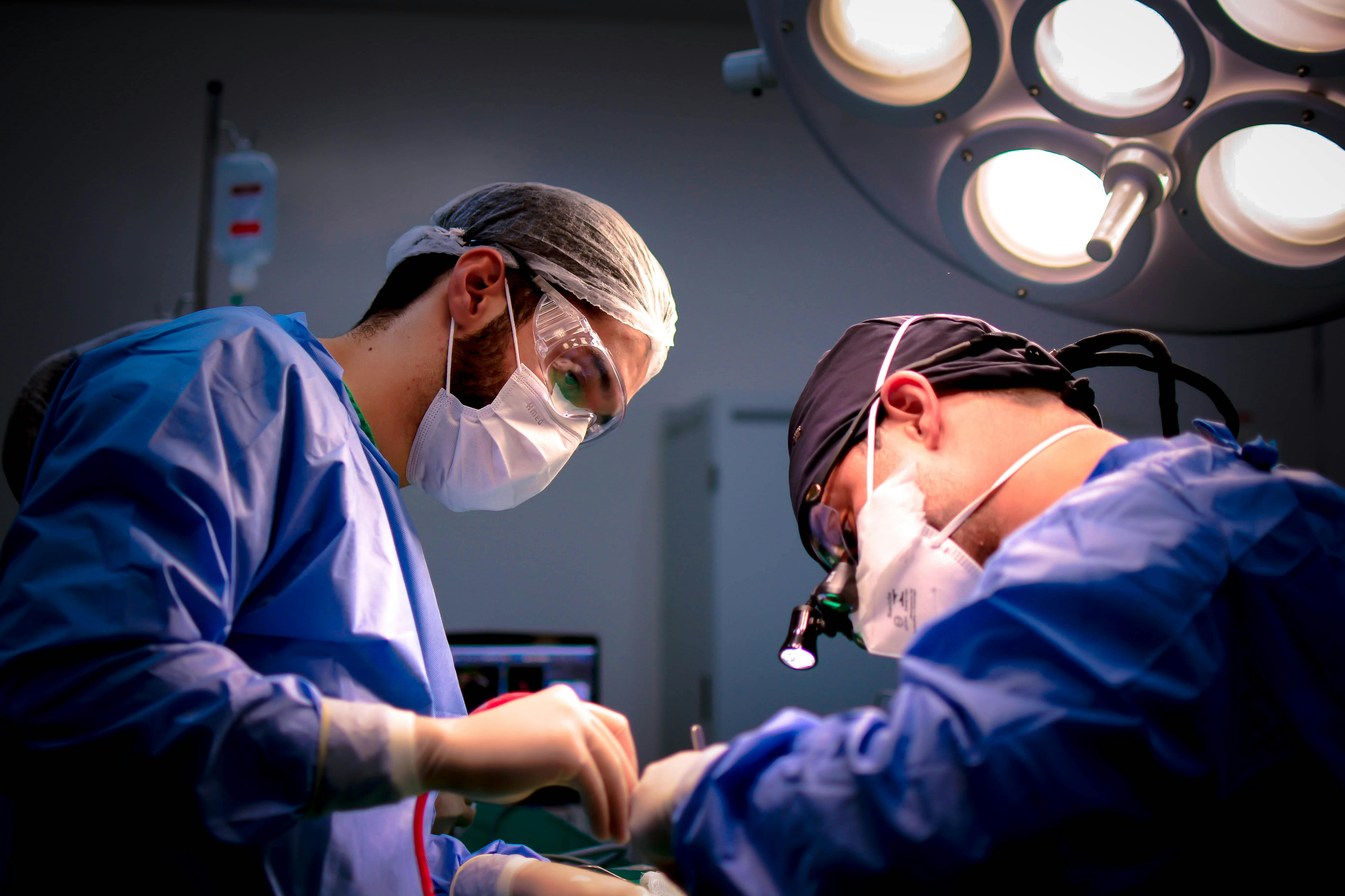 https://images.pexels.com/photos/20217786/pexels-photo-20217786/free-photo-of-doctors-performing-a-surgery.jpeg