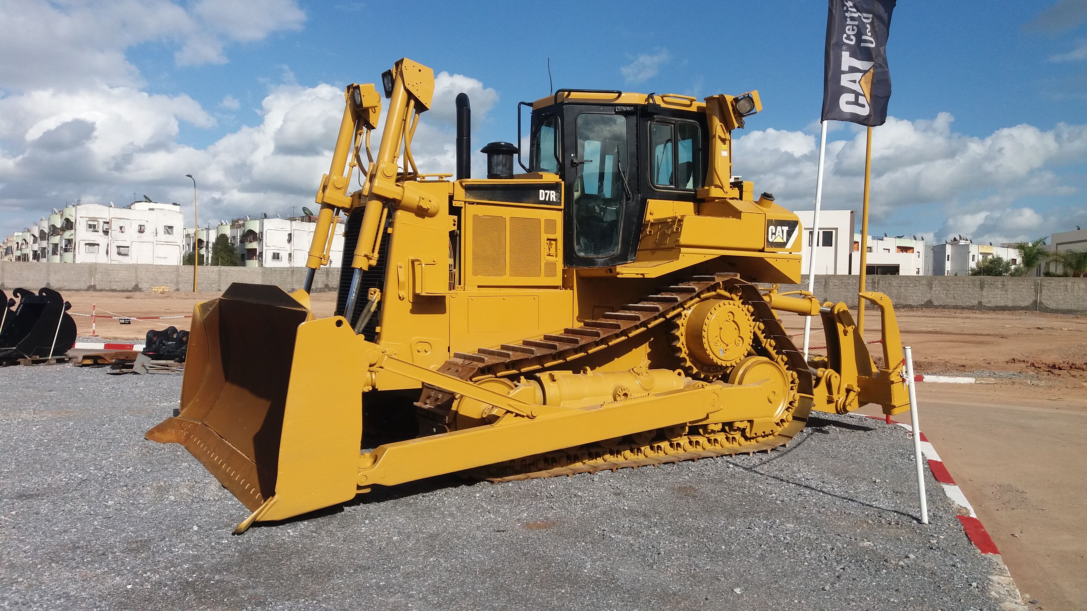 free-stock-photo-of-building-and-works-caterpillar-construction-machinery