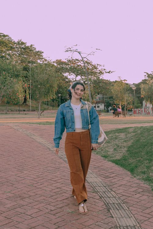 Free Fashionable woman walking in a park at sunset in Presidente Prudente, Brazil. Stock Photo