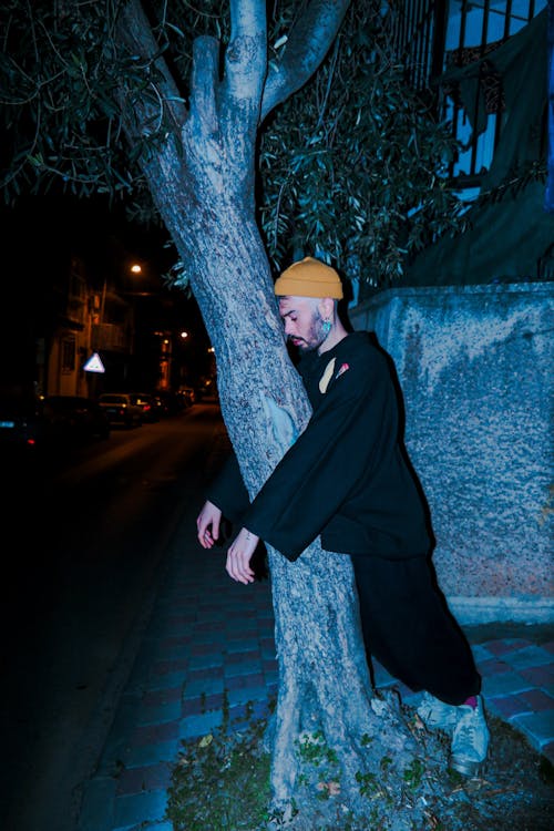 Immagine gratuita di abbigliamento da strada, albero, cappello arancione