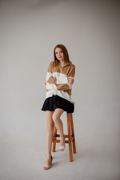 Darmowe zdjęcie z galerii z fotografia mody, kobieta, krzesło