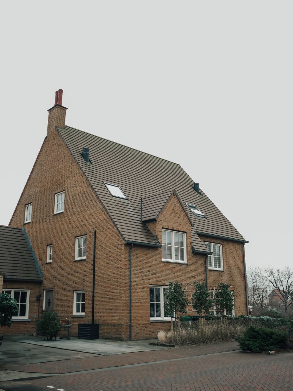 Traditioneel bakstenen huis met een schuin dak in Hoofddorp, Nederland, dat de Nederlandse architectuur toont.