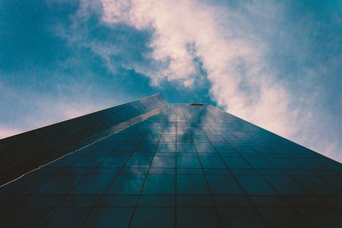 Free A towering modern skyscraper in San Antonio reflecting the sky's vibrant colors. Stock Photo