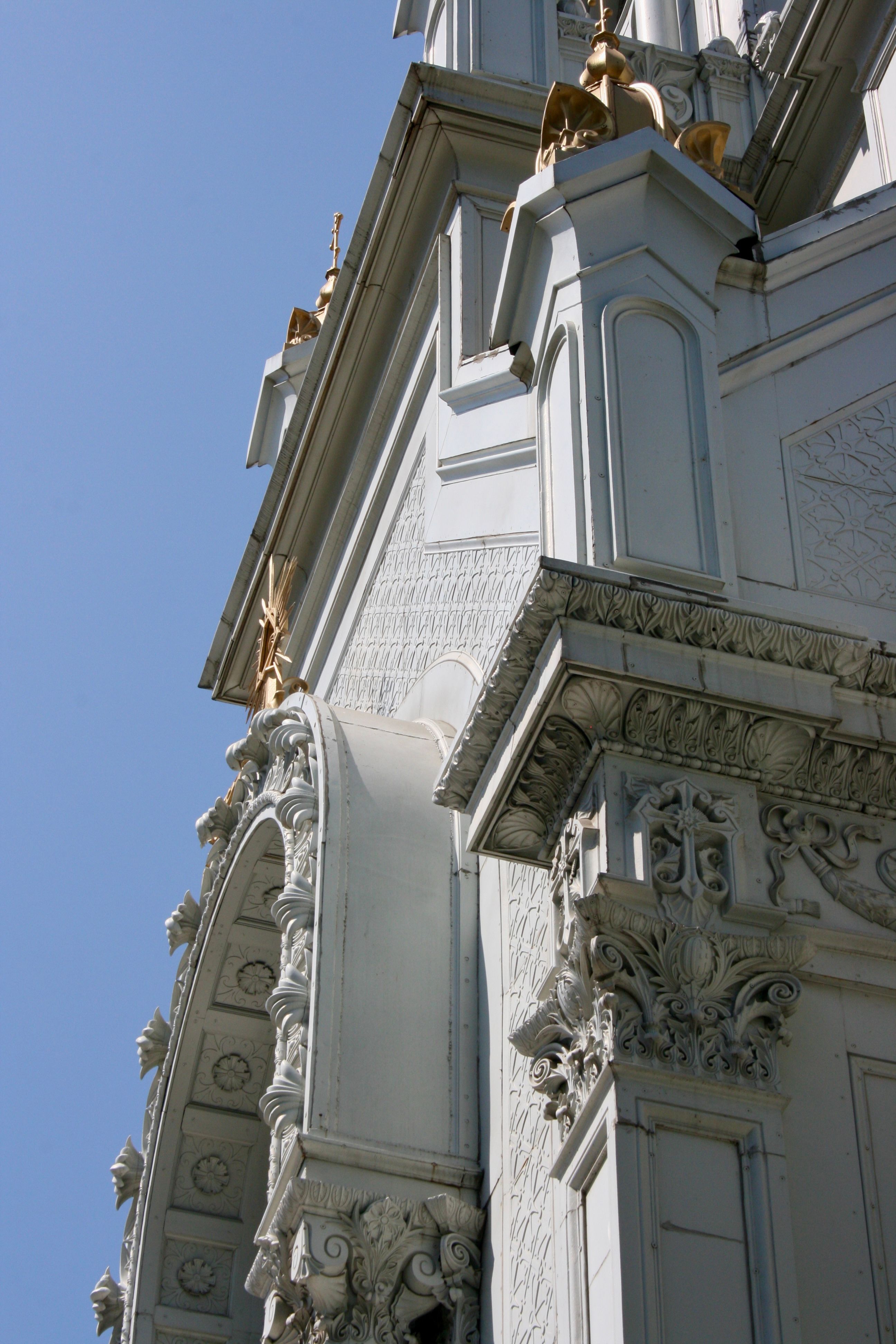 Low Angle Shot of the Facade of a Church · Free Stock Photo