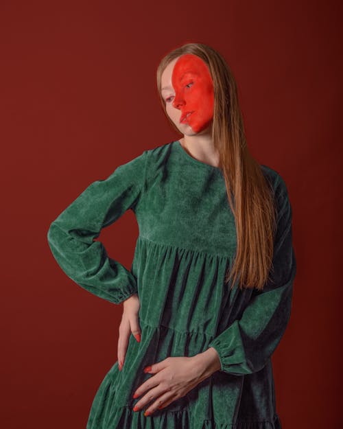 Foto d'estoc gratuïta de cabells pèl-roigs, dona, fons vermell