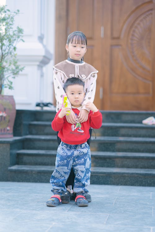 껴안는, 남동생, 도시의의 무료 스톡 사진