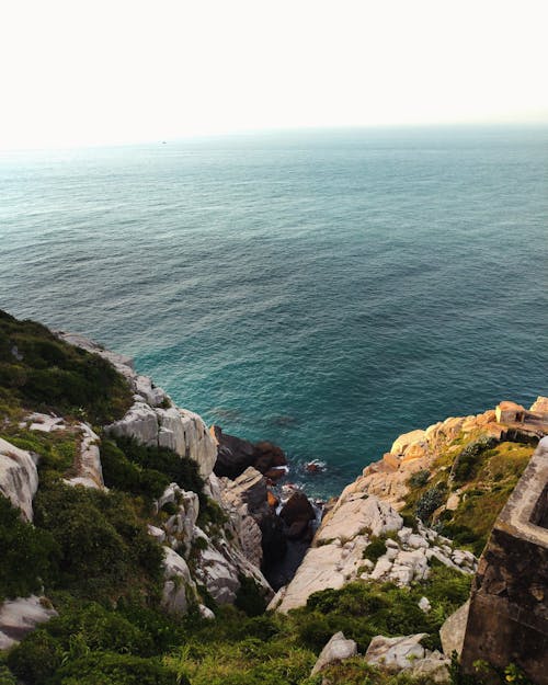 A view of the ocean from a cliff
