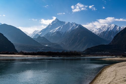 Free A breathtaking view of snowcapped mountains reflecting on a tranquil lake. Stock Photo