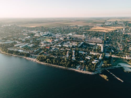 Безкоштовне стокове фото на тему «Аерофотозйомка, берег моря, будівлі»